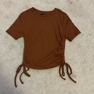 XS burgundy cropped tee! the scrunches on the sides are adjustable